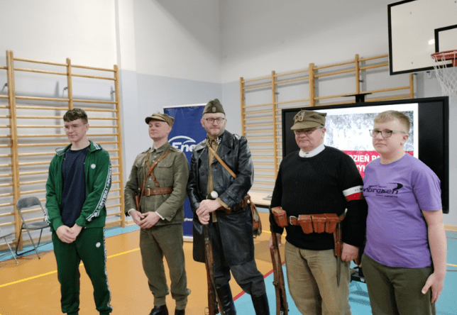 Narodowy dzień Pamięci Żołnierzy Wyklętych. Uczniowie PSP 3 podczas spotkania z Kozienickim Stowarzyszeniem Rekonstrukcji Historycznych