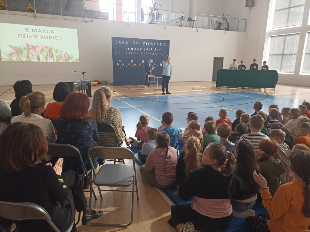 Występujący, wykonujący utwór uczeń na akademii z okazji Dnia Kobiet w PSP nr 3 z O. I. w Kozienicach