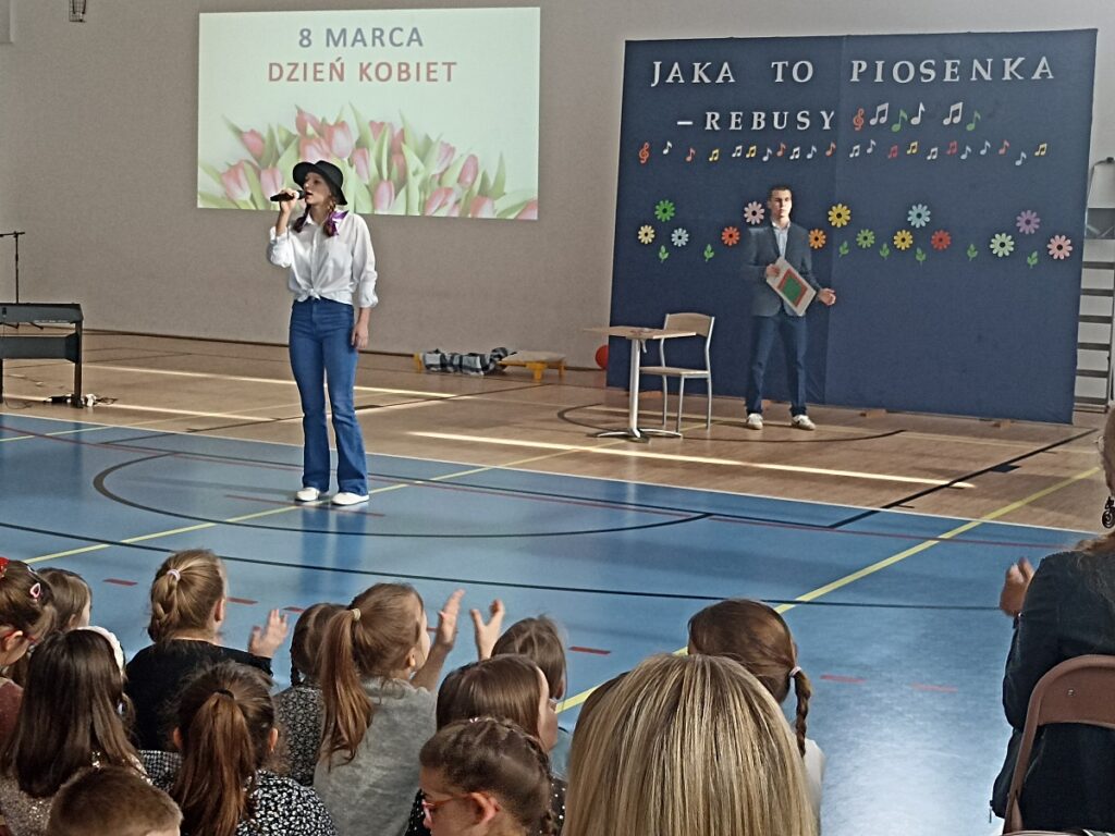 Uczennica wykonująca piosenkę podczas akademii z okazji Dnia Kobiet w PSP nr 3 z O. I. w Kozienicach
