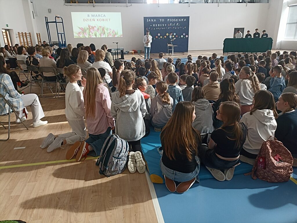 Występujący uczeń gra na saksofonie podczas akademii z okazji Dnia Kobiet w PSP nr 3 z O. I. w Kozienicach