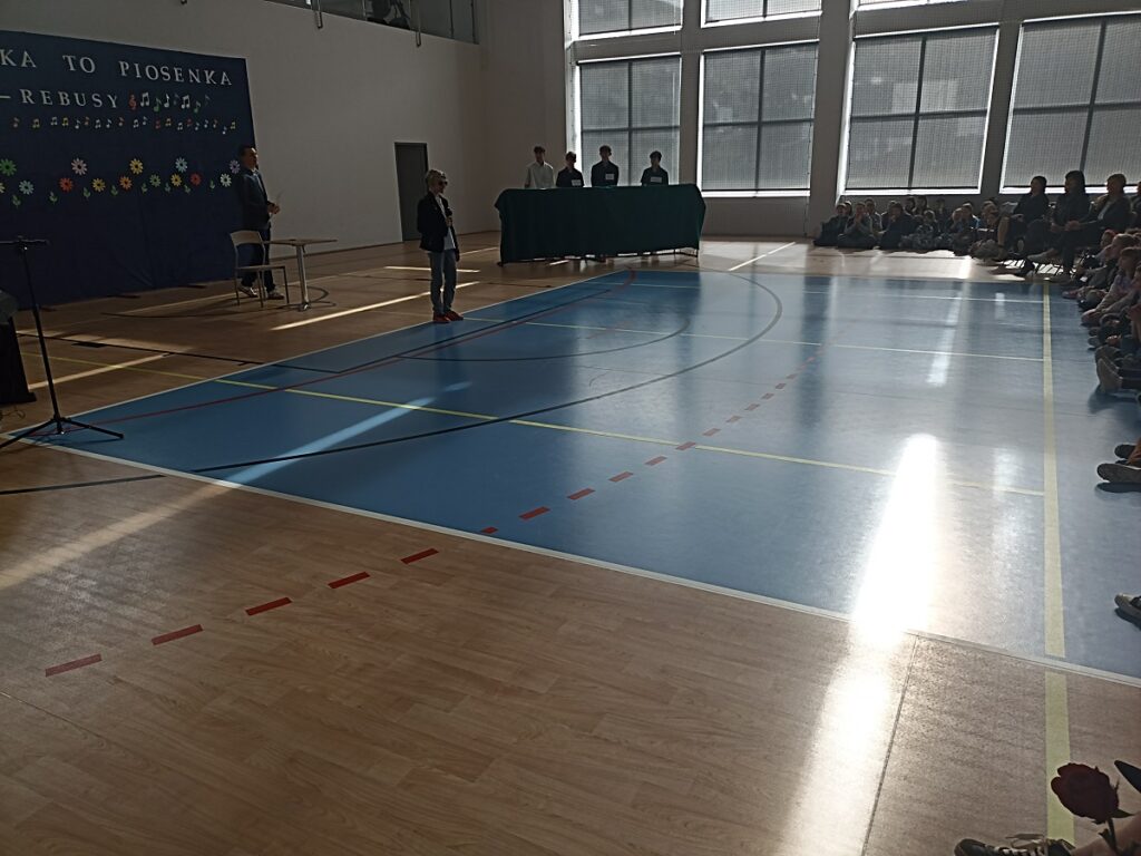 Występujący, wykonujący utwór uczeń na akademii z okazji Dnia Kobiet w PSP nr 3 z O. I. w Kozienicach