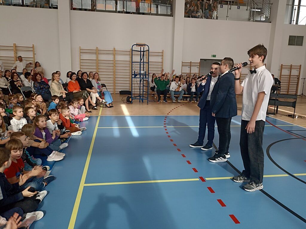 Występujący trzej uczniowie podczas akademii z okazji Dnia Kobiet w PSP nr 3 z O. I. w Kozienicach