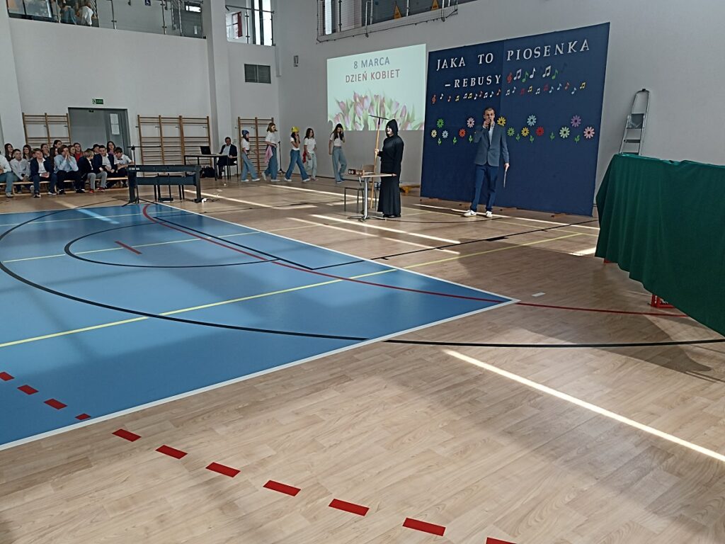 Występujący uczniowie na akademii z okazji Dnia Kobiet w PSP nr 3 z O. I. w Kozienicach