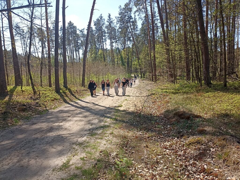 Grupa idących uczniów z PSP 3 Kozienice podczas rajdu pieszego do "Królewskich Źródeł"