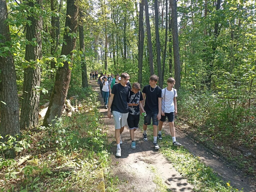 Grupa idących uczniów z PSP 3 Kozienice podczas rajdu pieszego do "Królewskich Źródeł"