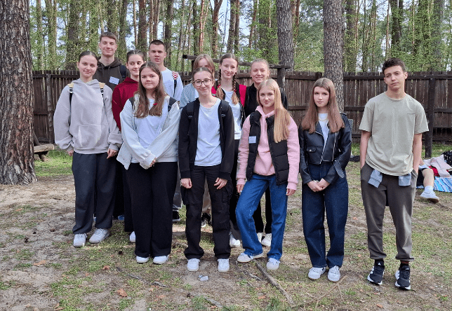 XXXI eliminacje powiatowe Ogólnopolskich Mistrzostw Pierwszej Pomocy - stojąca, pozująca do zdjęcia grupa uczniów z PSP 3 Kozienice. Są to uczestnicy konkursu.