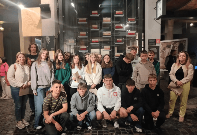 Wycieczka klas ósmych do Warszawy śladem lektury ,,Kamienie na szaniec"