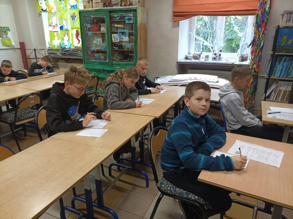 Uczniowie rozwiązujący test podczas XXVI Turnieju Wiedzy o BRD "Bezpieczna Droga"