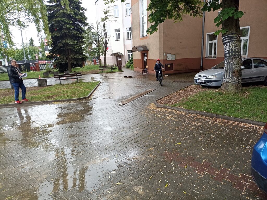 Uczeń jeżdżący na rowerze po torze przeszkód podczas XXVI Turnieju Wiedzy o BRD "Bezpieczna Droga"