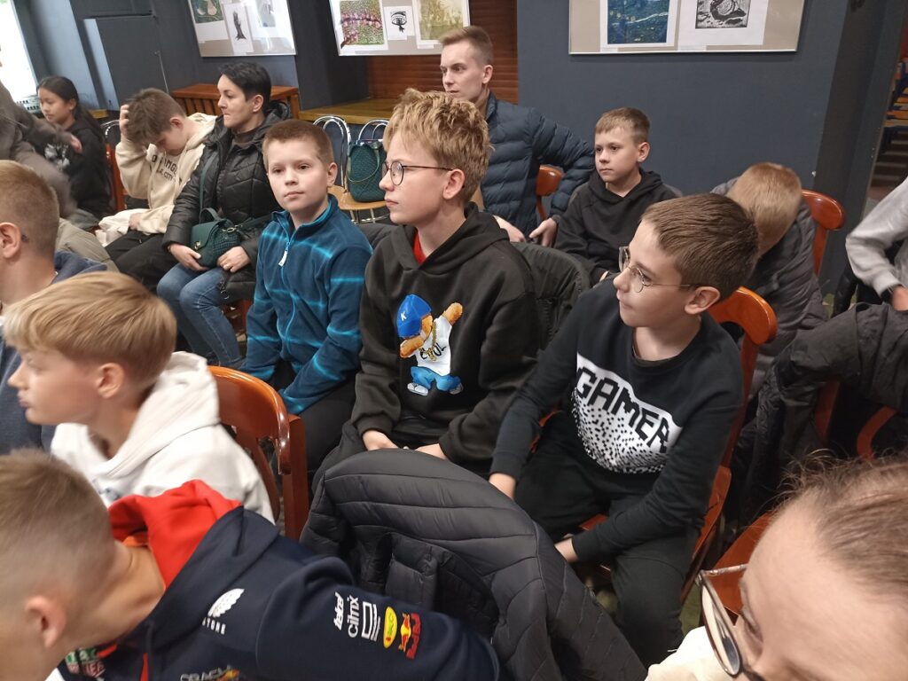 Uczeń siedzący na sali podczas XXVI Turnieju Wiedzy o BRD "Bezpieczna Droga"