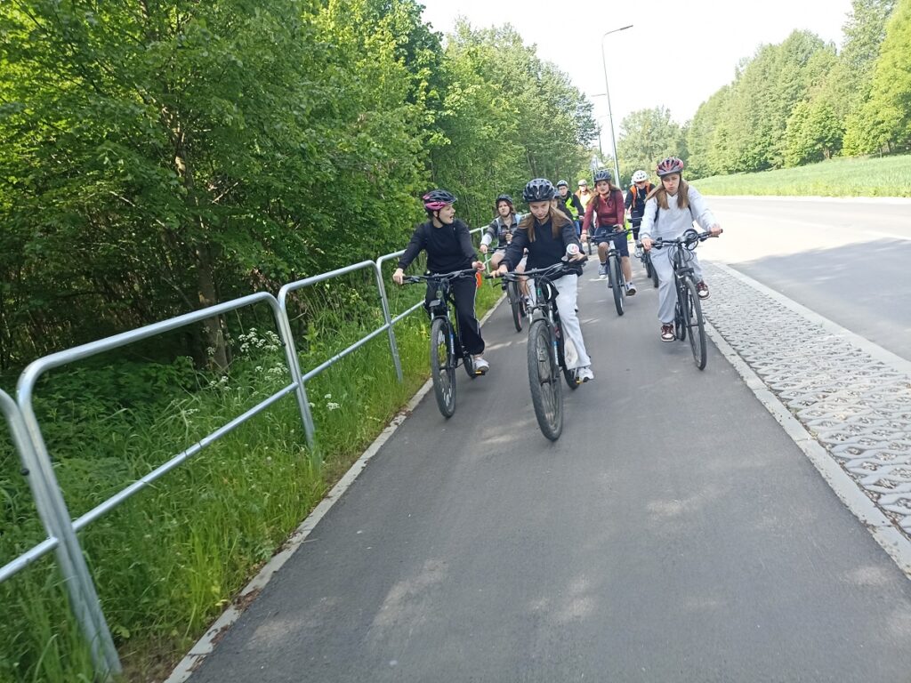 Uczniowie PSP 3 Kozienice podczas rajdu rowerowego