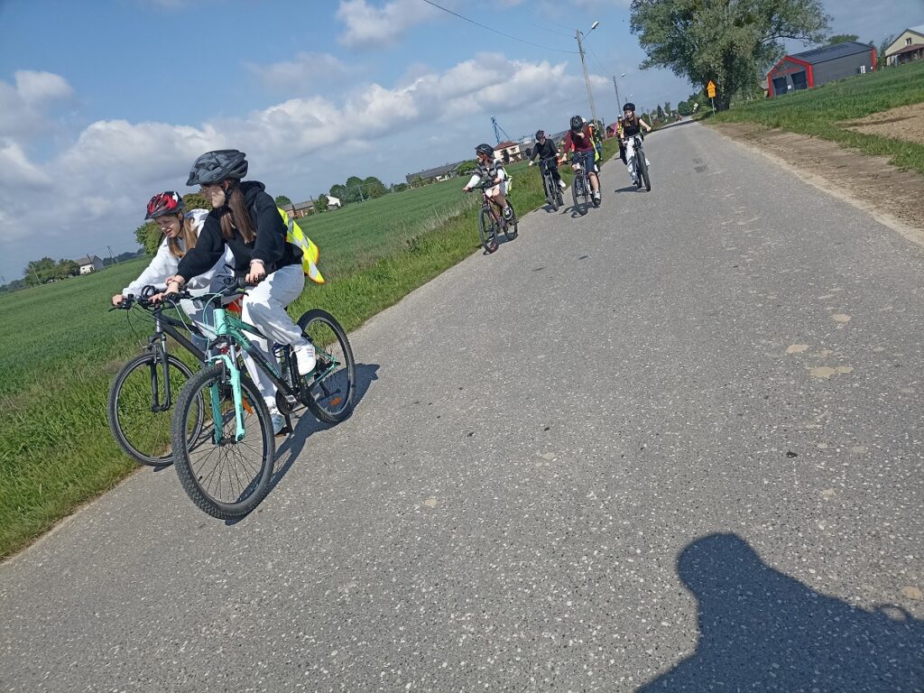 Uczniowie PSP 3 Kozienice podczas rajdu rowerowego