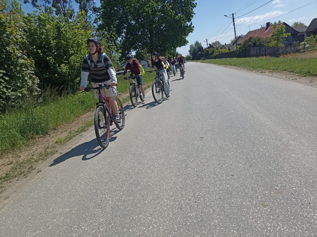 Uczniowie PSP 3 Kozienice podczas rajdu rowerowego