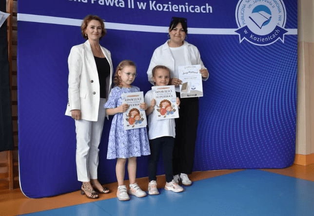 Zdjęcie przedstawia uczestniczki konkursu wraz z opiekunem i organizatorem konkursu