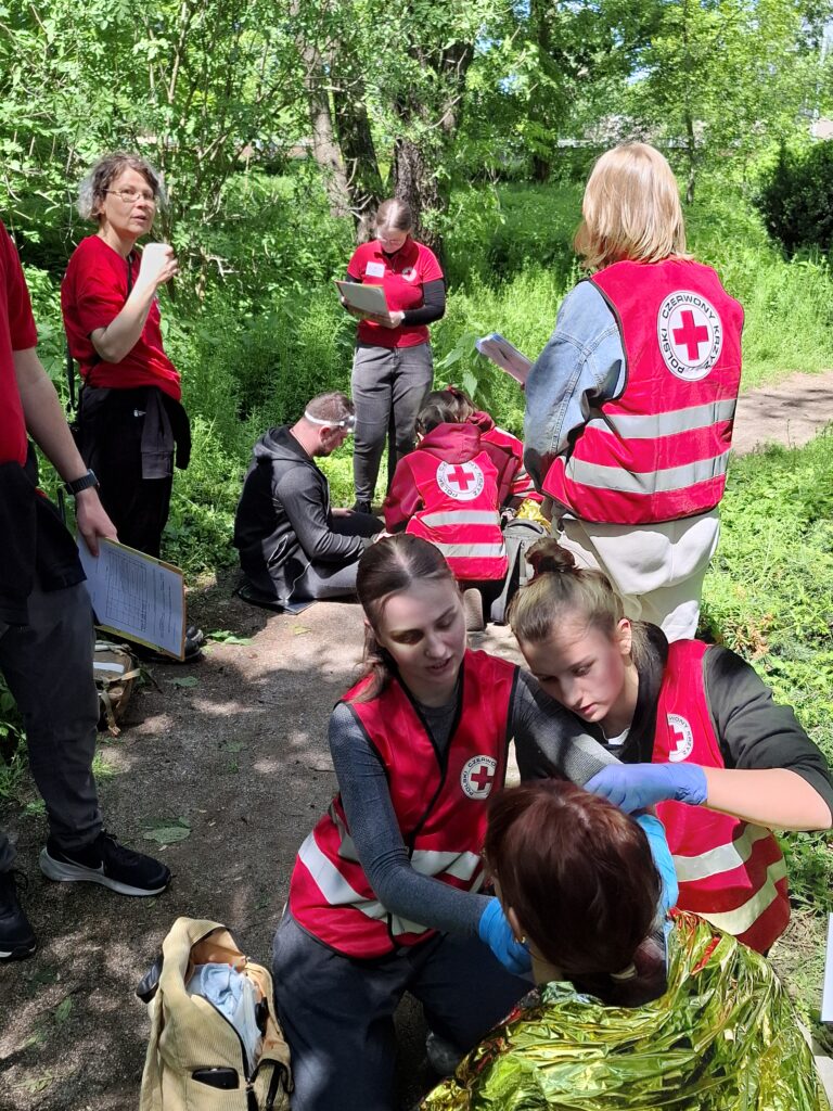 Dziewczyny udzielają pierwszej pomocy poszkodowanej