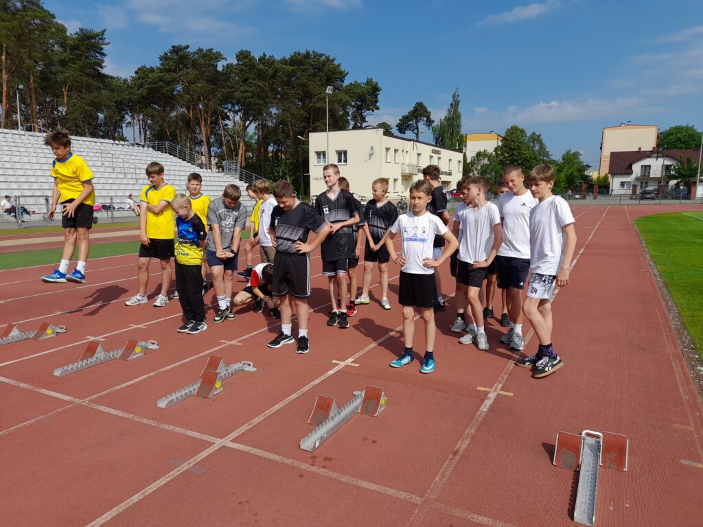 Drużyna chłopców na stadionie w Kozienicach