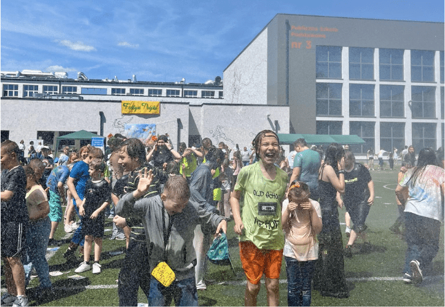 zdjęcie przedstawia uczestników festynu szkolnego