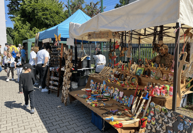 zdjęcie przedstawia gości festynu