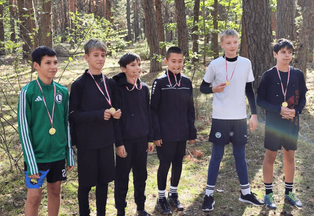 Uczniowie naszej szkoły podczas Sztafetowych Biegów Przełajowych Dziewcząt i Chłopców