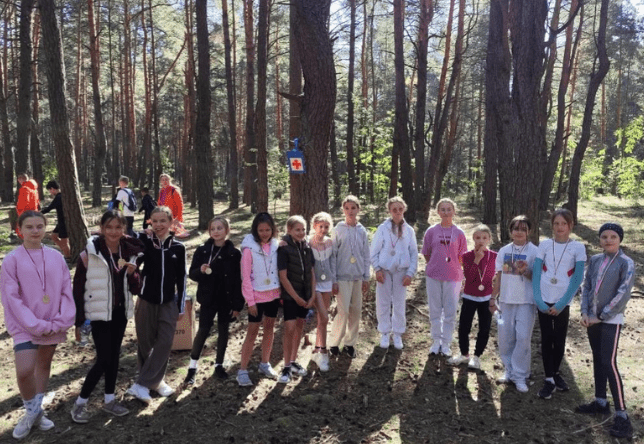 Uczniowie naszej szkoły podczas Sztafetowych Biegów Przełajowych Dziewcząt i Chłopców