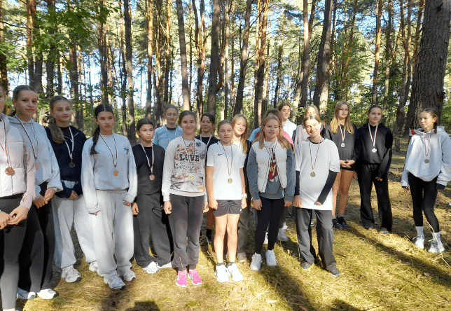 Uczniowie naszej szkoły podczas Sztafetowych Biegów Przełajowych Dziewcząt i Chłopców