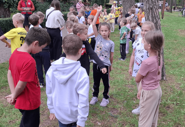 Uczniowie szkoły PSP 3 w Kozienicach podczas akcji " I Biego po zdrowie z PCK"