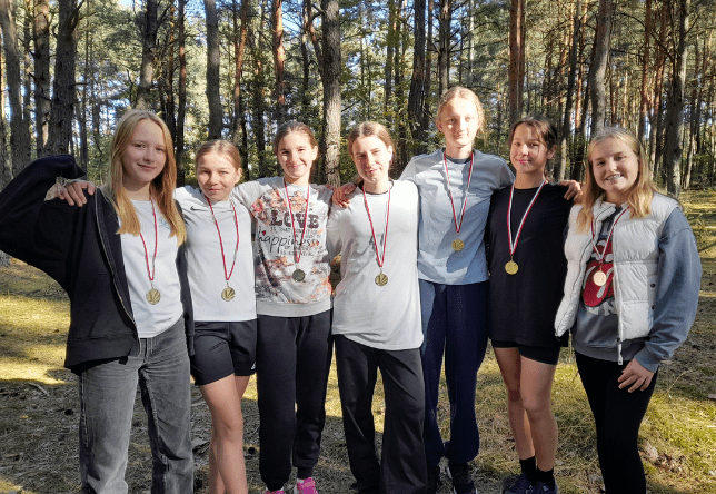 Uczniowie naszej szkoły podczas Sztafetowych Biegów Przełajowych Dziewcząt i Chłopców