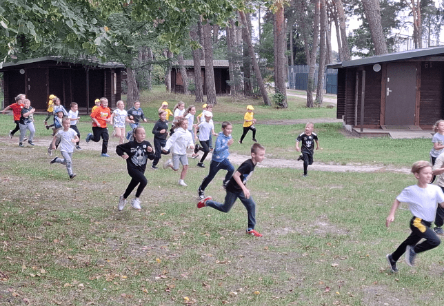 Uczniowie szkoły PSP 3 w Kozienicach podczas akcji " I Biego po zdrowie z PCK"