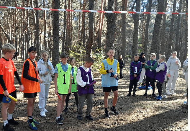 Uczniowie naszej szkoły podczas Sztafetowych Biegów Przełajowych Dziewcząt i Chłopców