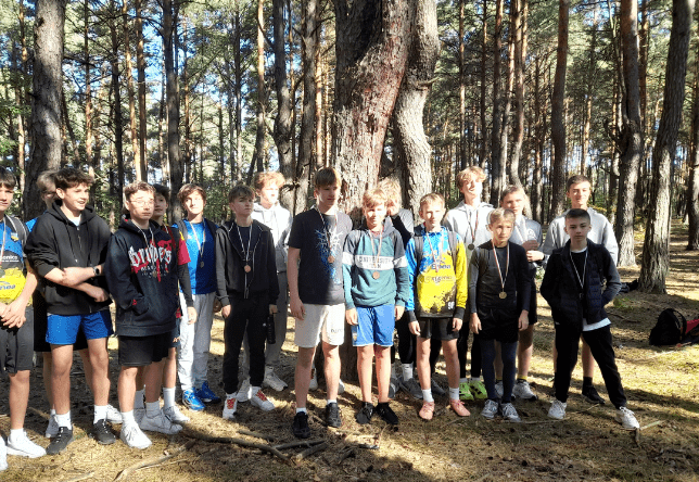 Uczniowie naszej szkoły podczas Sztafetowych Biegów Przełajowych Dziewcząt i Chłopców