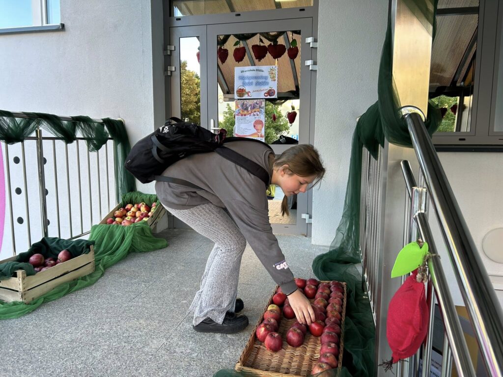 Dzieci stojące przed budynkiem szkoły