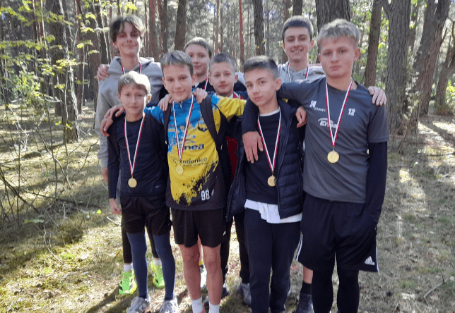 Uczniowie naszej szkoły podczas Sztafetowych Biegów Przełajowych Dziewcząt i Chłopców