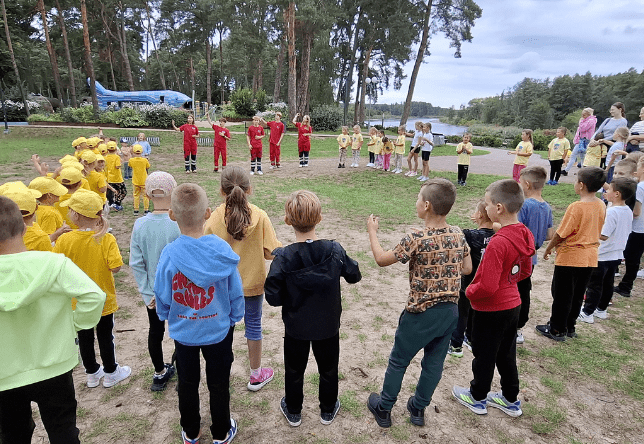 Uczniowie szkoły PSP 3 w Kozienicach podczas akcji " I Biego po zdrowie z PCK"