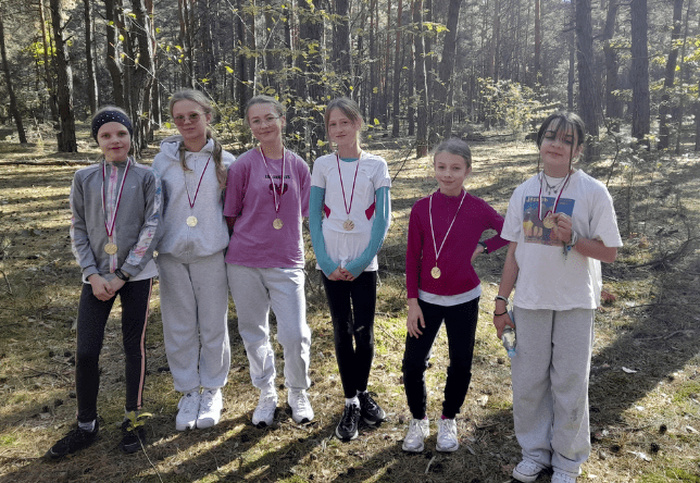 Uczniowie naszej szkoły podczas Sztafetowych Biegów Przełajowych Dziewcząt i Chłopców
