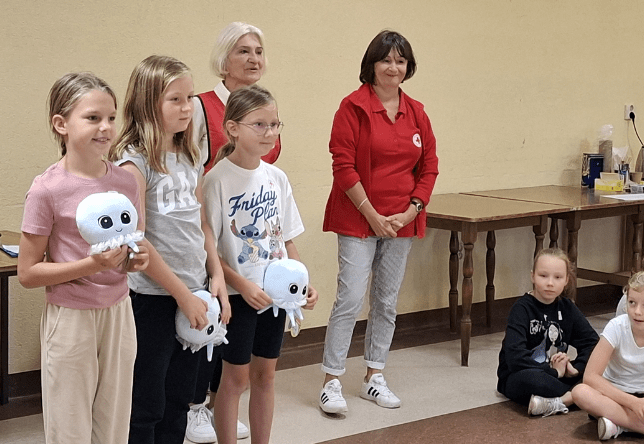 Uczniowie szkoły PSP 3 w Kozienicach podczas akcji " I Biego po zdrowie z PCK"