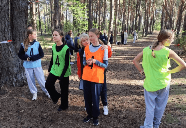 Uczniowie naszej szkoły podczas Sztafetowych Biegów Przełajowych Dziewcząt i Chłopców