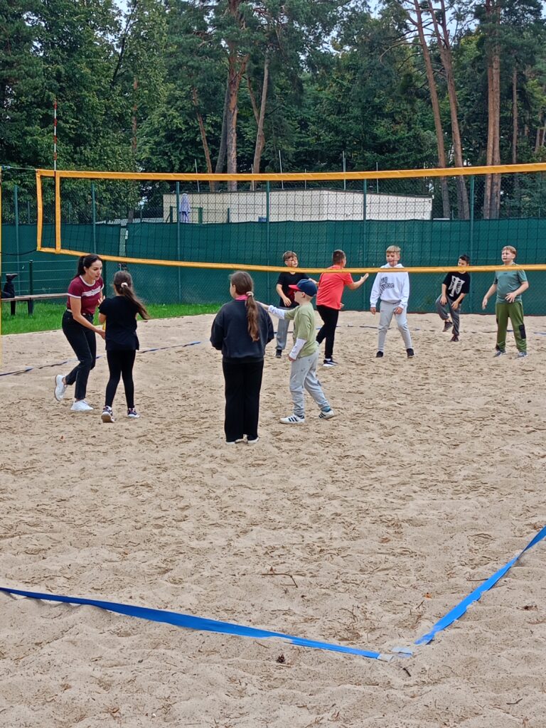 Dzieci podczas gry w siatkówkę.