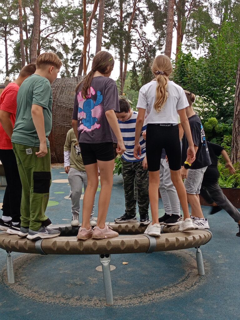 Dzieci podczas zabawy na placu zabaw.