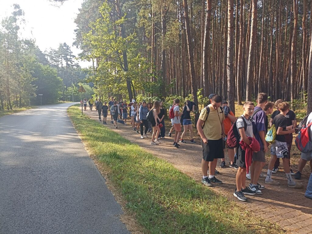 Uczniowie PSP 3 Kozienice na rajdzie pieszym do Opatkowic