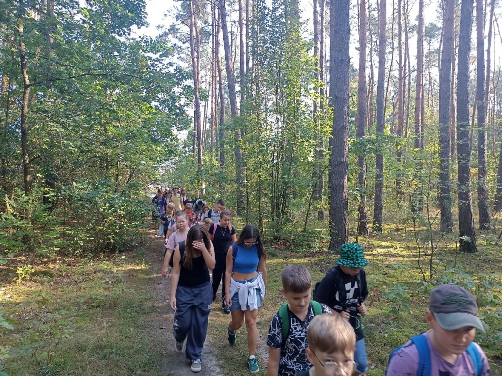Uczniowie PSP 3 Kozienice na rajdzie pieszym do Opatkowic