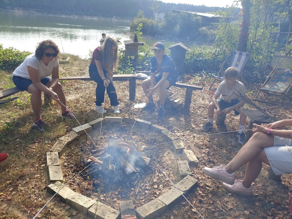 Uczniowie i jedna z opiekunek PSP 3 Kozienice na rajdzie pieszym do Opatkowic