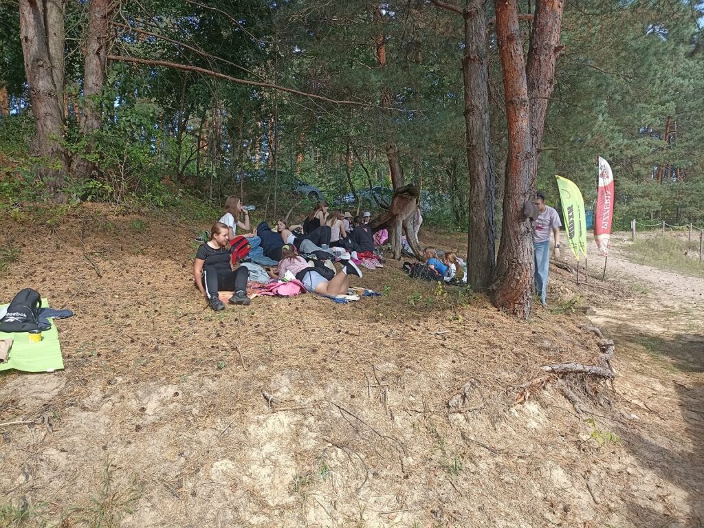 Uczniowie PSP 3 Kozienice na rajdzie pieszym do Opatkowic