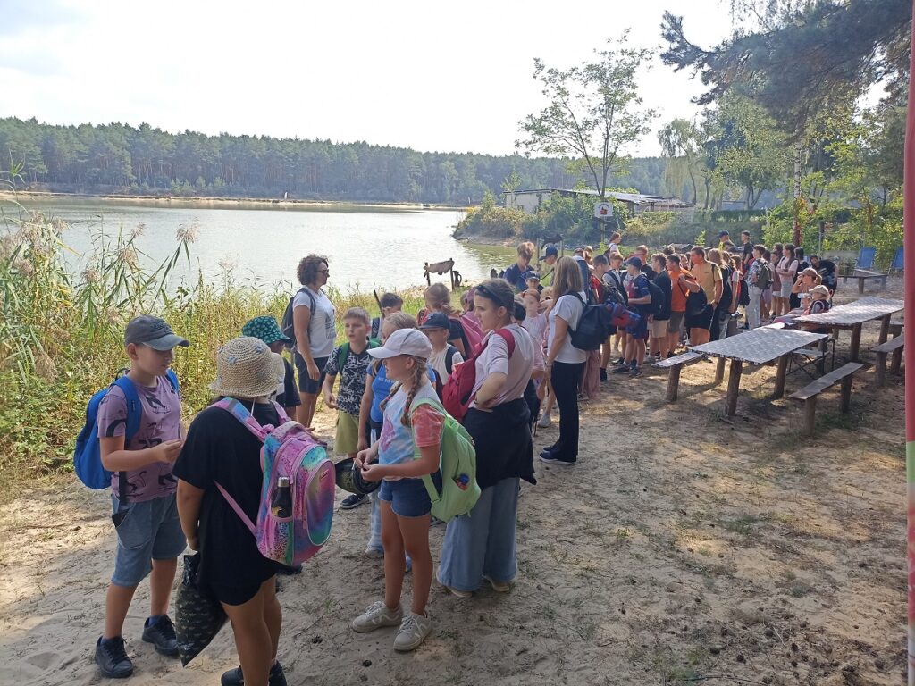 Uczniowie PSP 3 Kozienice na rajdzie pieszym do Opatkowic