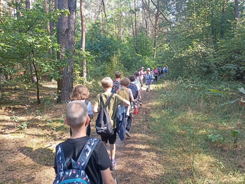 Uczniowie PSP 3 Kozienice na rajdzie pieszym do Opatkowic