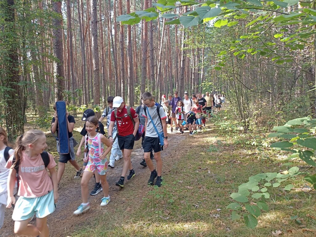 Uczniowie PSP 3 Kozienice na rajdzie pieszym do Opatkowic