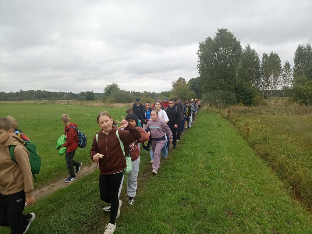 Uczniowie PSP 3 Kozienice podczas rajdu pieszego do Stanisławic