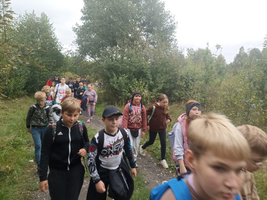 Uczniowie PSP 3 Kozienice podczas rajdu pieszego do Stanisławic