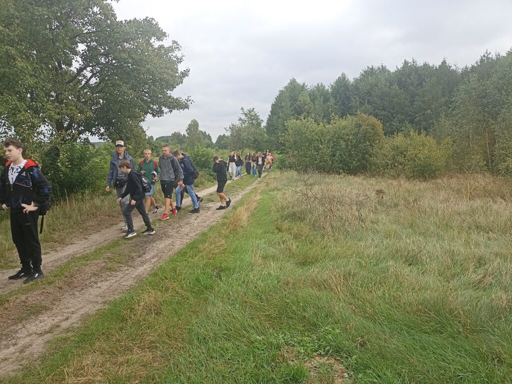 Uczniowie PSP 3 Kozienice podczas rajdu pieszego do Stanisławic