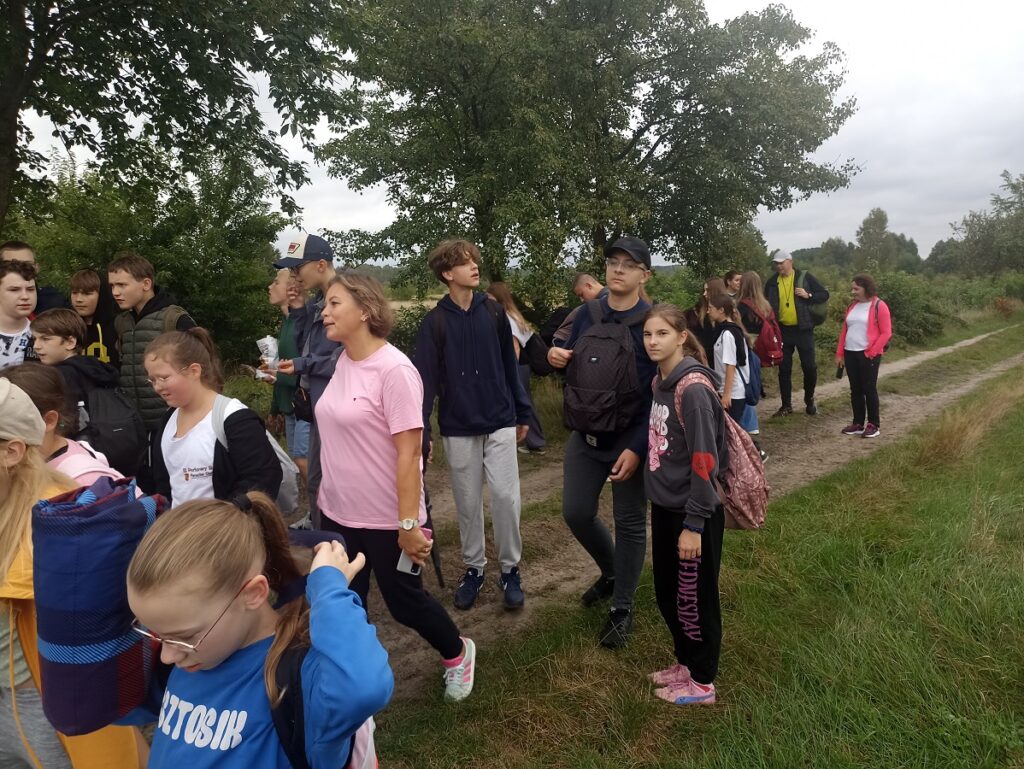 Uczniowie PSP 3 Kozienice podczas rajdu pieszego do Stanisławic