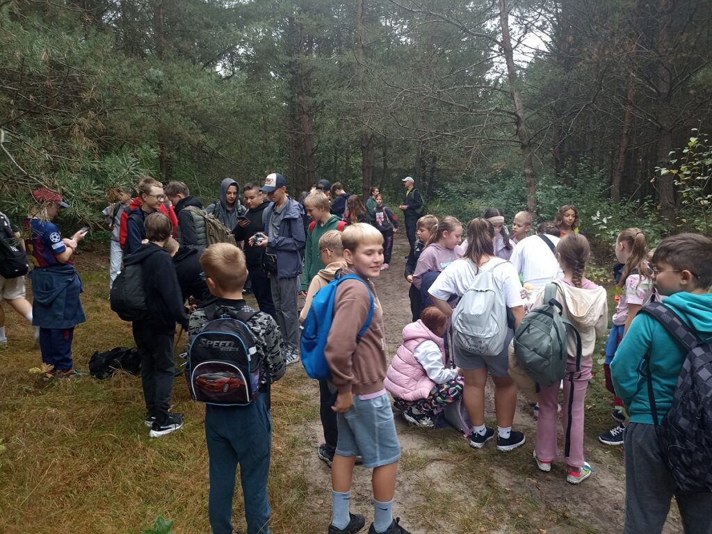 Uczniowie PSP 3 Kozienice podczas rajdu pieszego do Stanisławic